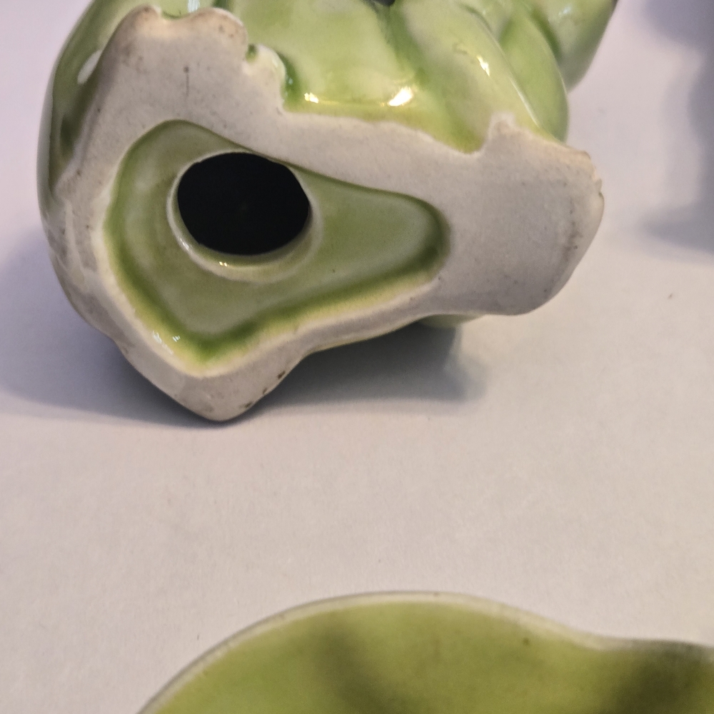 Vintage Frog Salt and Pepper Shakers. - Picture 8 of 12
